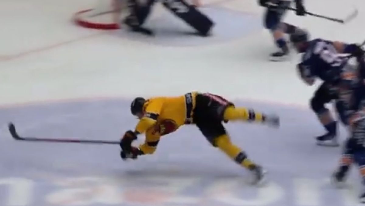 Symulka Markusa Nurmiego (Luleå HF) w meczu z Växjö Lakers w play-off SHL.