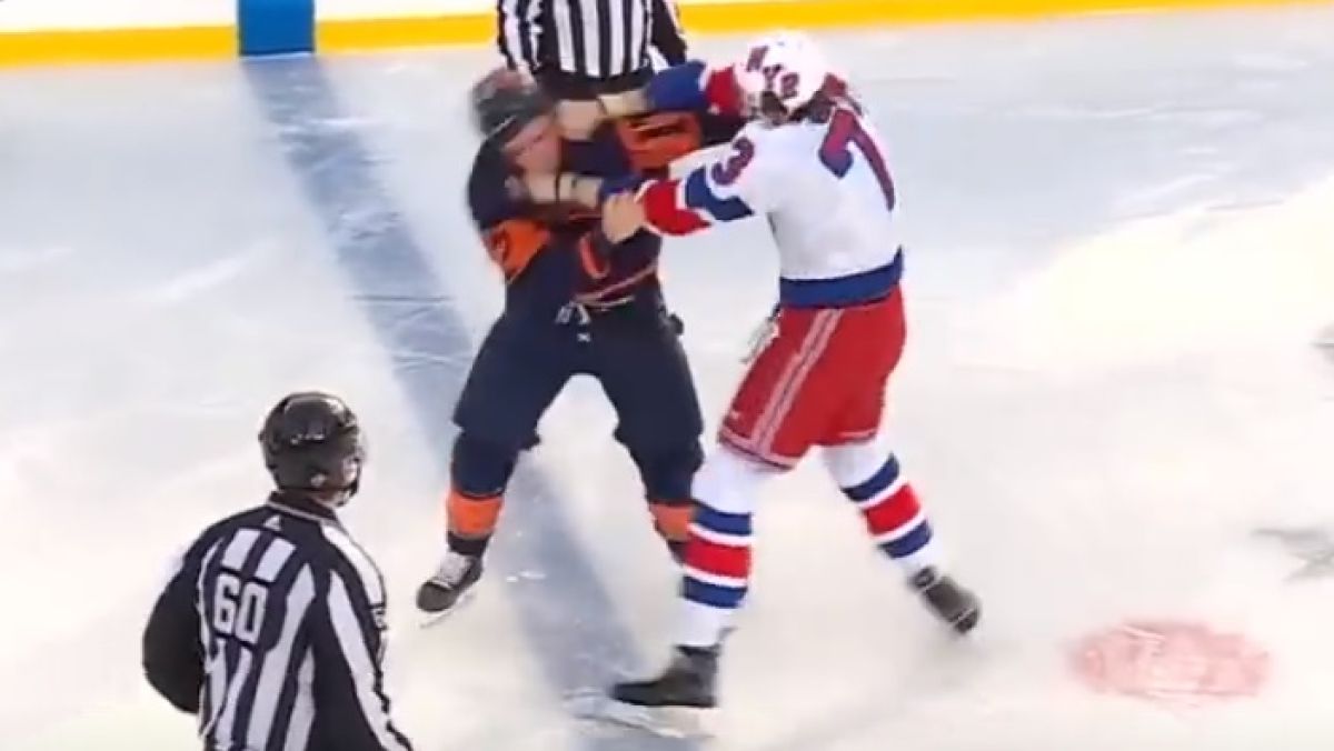 Matt Rempe (New York Rangers, biały strój) w bójce z Mattem Martinem (New York Islanders).