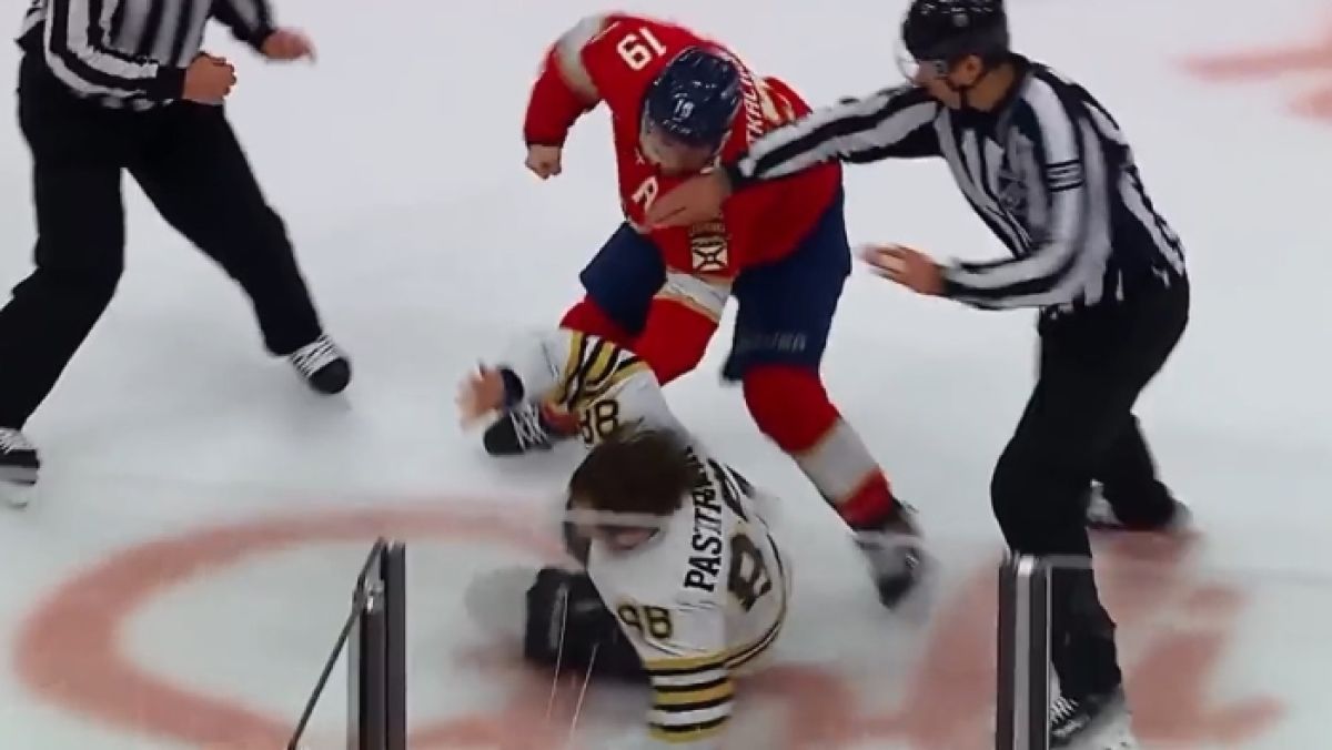 Bójka Matthew Tkachuka (czerwona bluza, Florida Panthers) z Davidem Pastrňákiem (Boston Bruins).