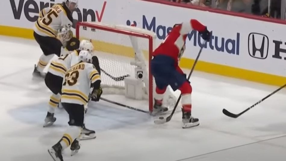 Matthew Tkachuk (czerwona bluza, Florida Panthers) strzelił pięknego gola w meczu z Boston Bruins.