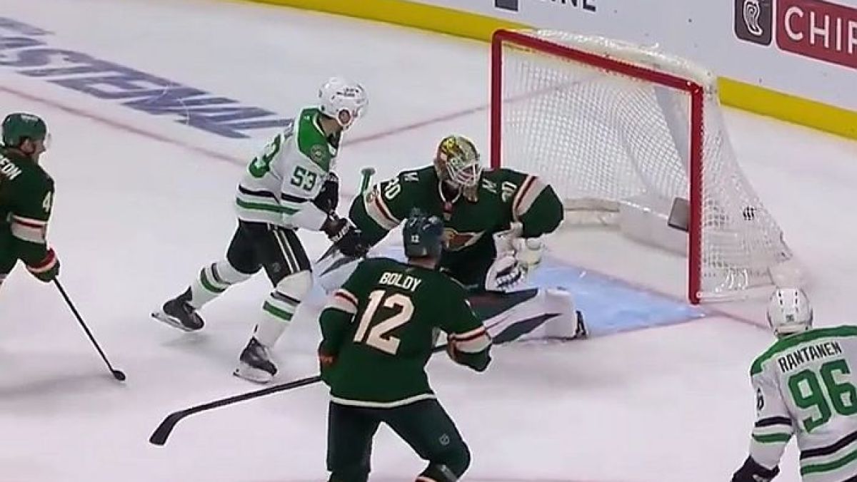 Wyatt Johnston (nr 53) zdobył zwycięskiego gola dla Dallas Stars w meczu z Minnesota Wild w play-off NHL.