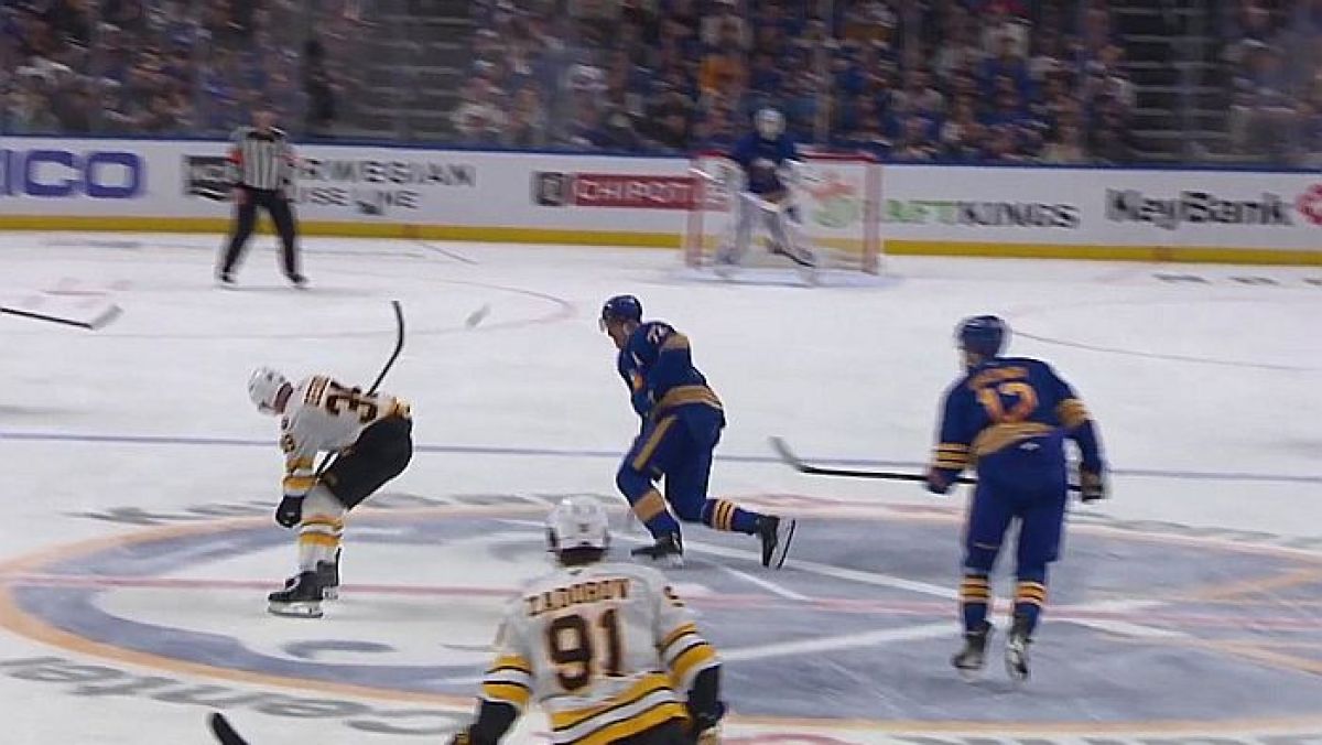 Morgan Geekie (Boston Bruins) zdobył gola z linii środkowej w meczu play-off NHL z Buffalo Sabres.