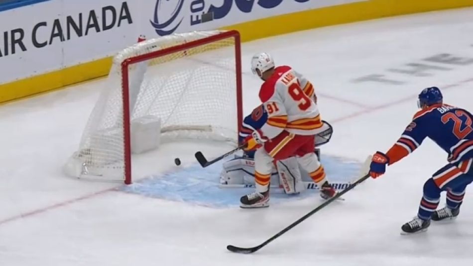 Nazem Kadri strzela gola dla Calgary Flames w derbach prowincji Alberta z Edmonton Oilers.