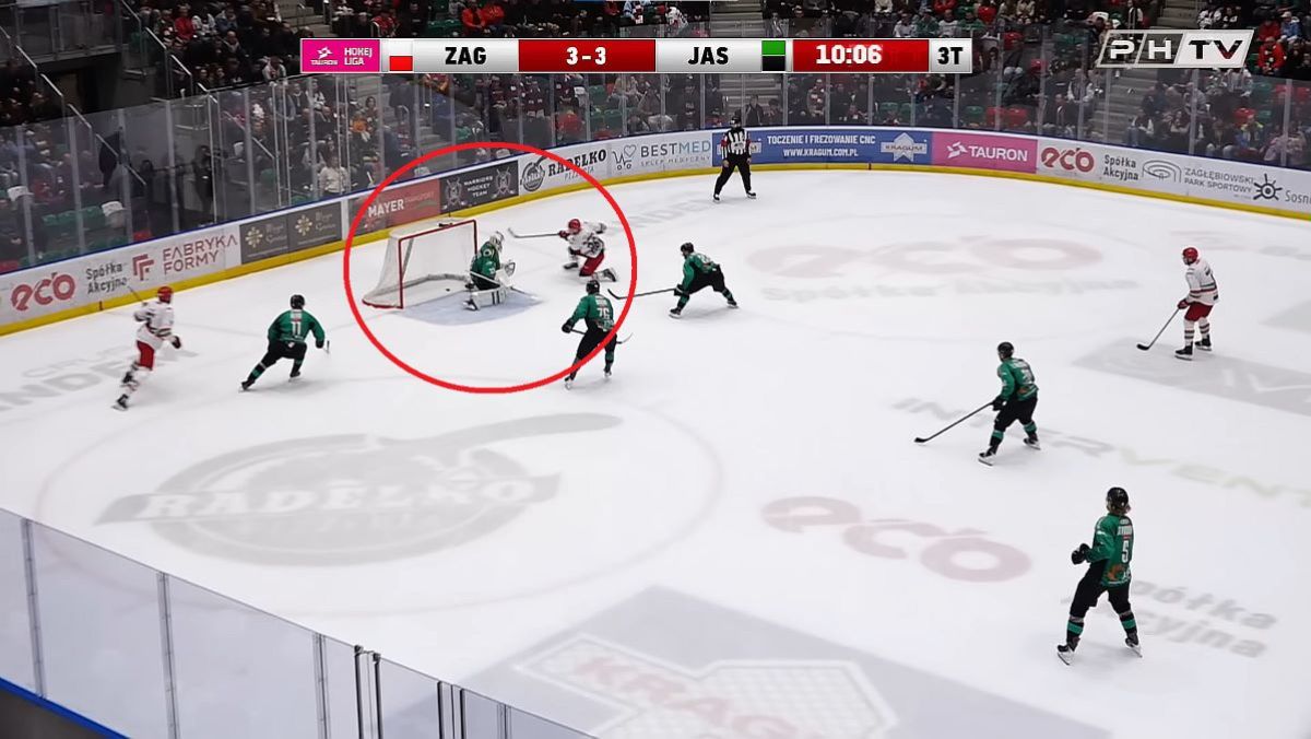 Sędziowski wielbłąd. Krążek zatrzepotał w siatce, a sędzia rozłożył ręce!