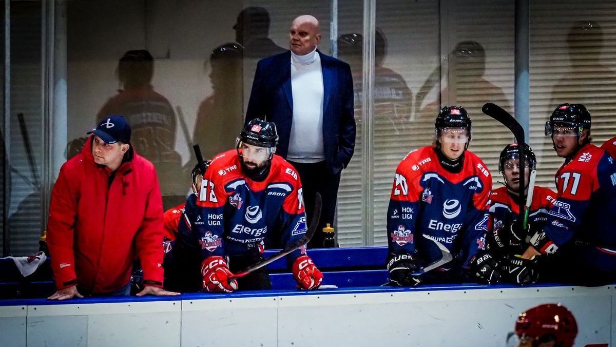 Juha Nurminen na ławce trenerskiej KH Energi Toruń [foto: Tomasz Jasiński]