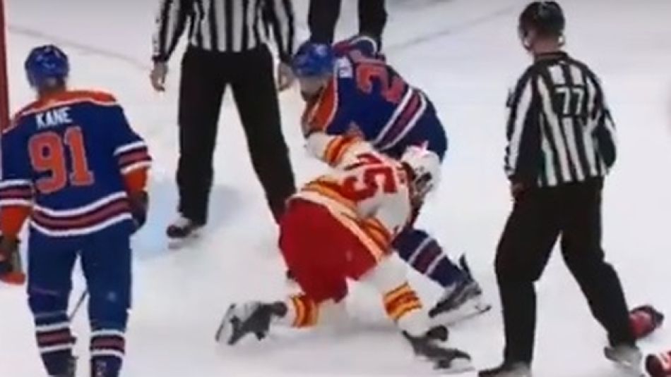Darnell Nurse (granatowy strój, Edmonton Oilers) w bójce z Mitchem McLainem (Calgary Flames)