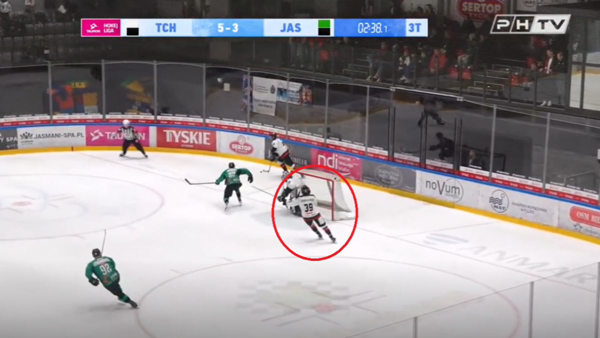 Kuriozalna postawa sędziów! Odesłany do szatni zawodnik kontynuował grę