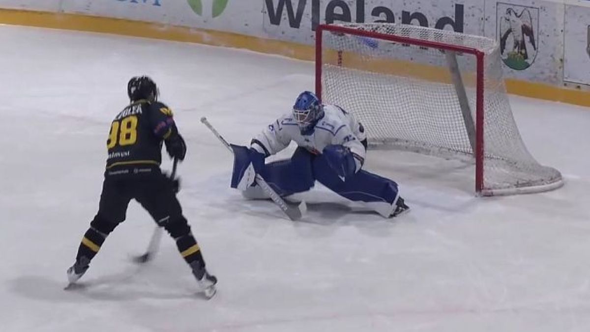 Patryk Krężołek (Baník Sokolov) wykonuje rzut karny w meczu z HC Tabor.