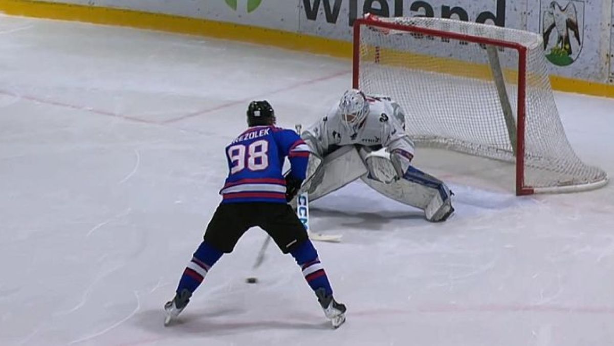 Patryk Krężołek wykonuje rzut karny w meczu Baníka Sokolov z Piráti Chomutov.