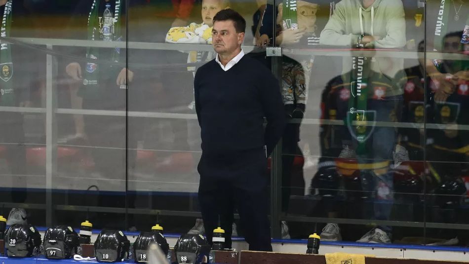 Trener Jacek Płachta na ławce trenerskiej GKS Katowice podczas meczu Hokejowej Ligi Mistrzów (Foto: Michał Chwieduk).