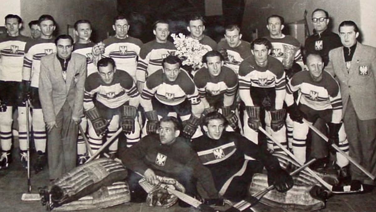 Reprezentacja Polski w hokeju na lodzie na VI Zimowe Igrzyska Olimpijskie Oslo 1952 r. / Leżą od lewej: Stanisław Szlendak, Jan Hampel. Foto: kth.i24.pl