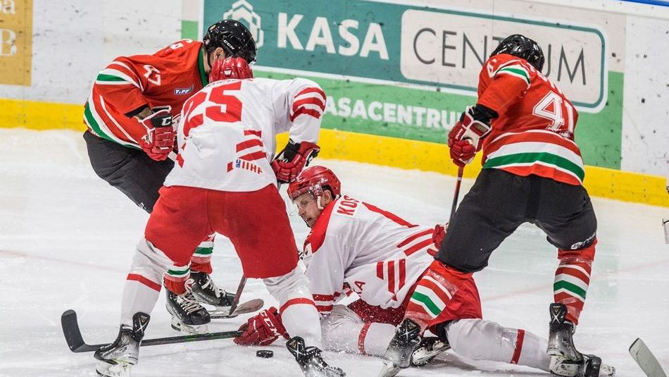Polacy w walce o krążek z Węgrami podczas meczu towarzyskiego w 2021 roku (Foto: Polski Hokej)