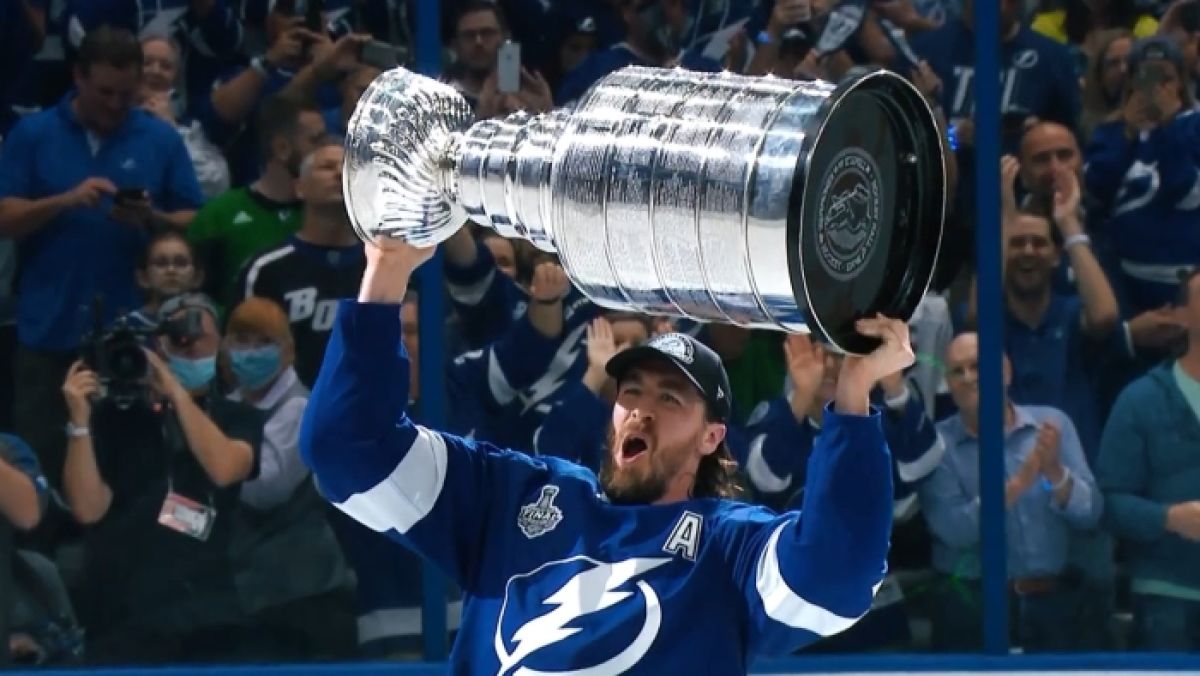 Ryan McDonagh w barwach Tampa Bay Lightning z Pucharem Stanleya.