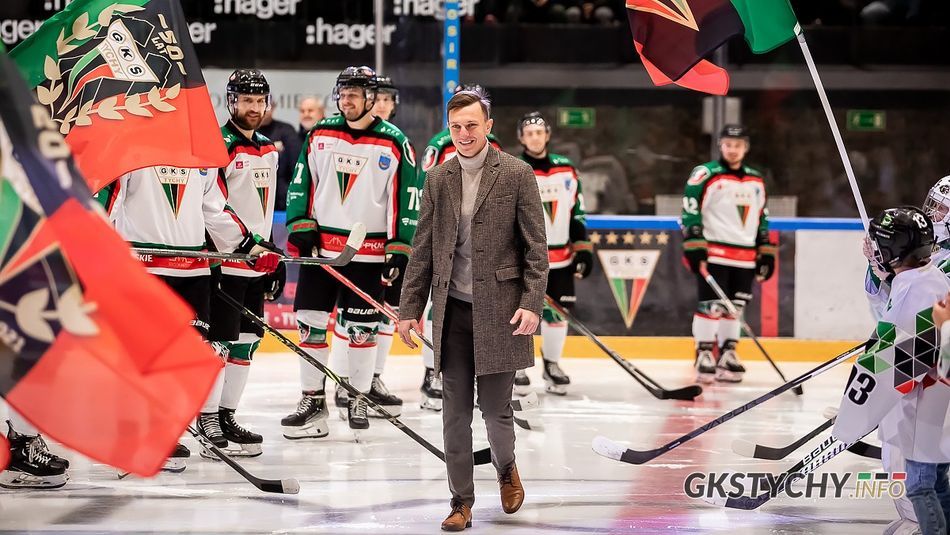 Jarosław Rzeszutko zakończył karierę, pożegnali go byli koledzy podczas meczu THL (Foto: gkstychy.info/hokej)