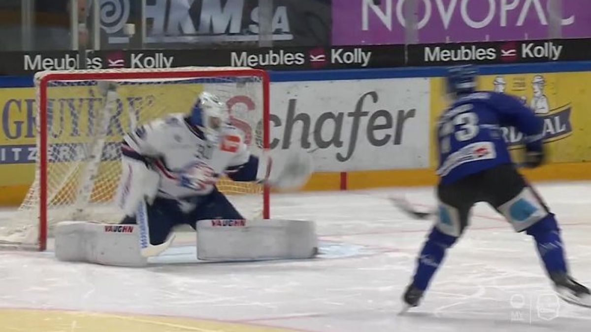Sandro Schmid (HC Fribourg-Gottéron) wykonuje rzut karny w meczu ligi szwajcarskiej z ZSC Lions Zurych.