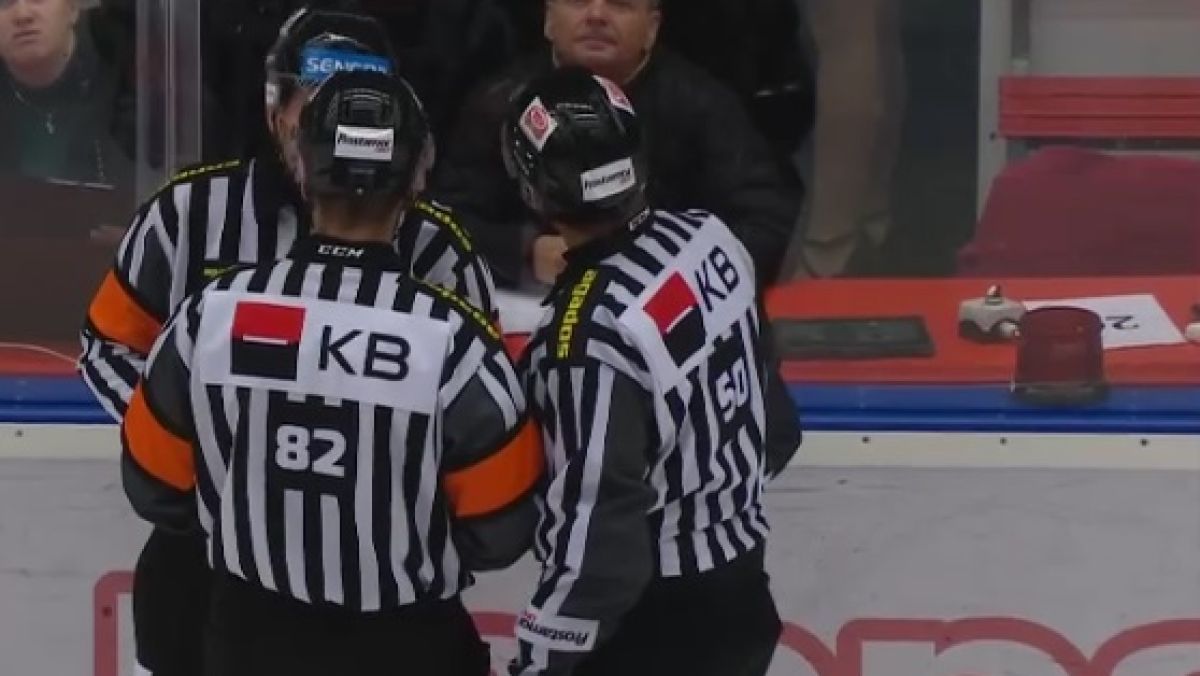 Sędziowie meczu HC Karlowe Wary - HK Hradec Králové w czeskiej extralidze
