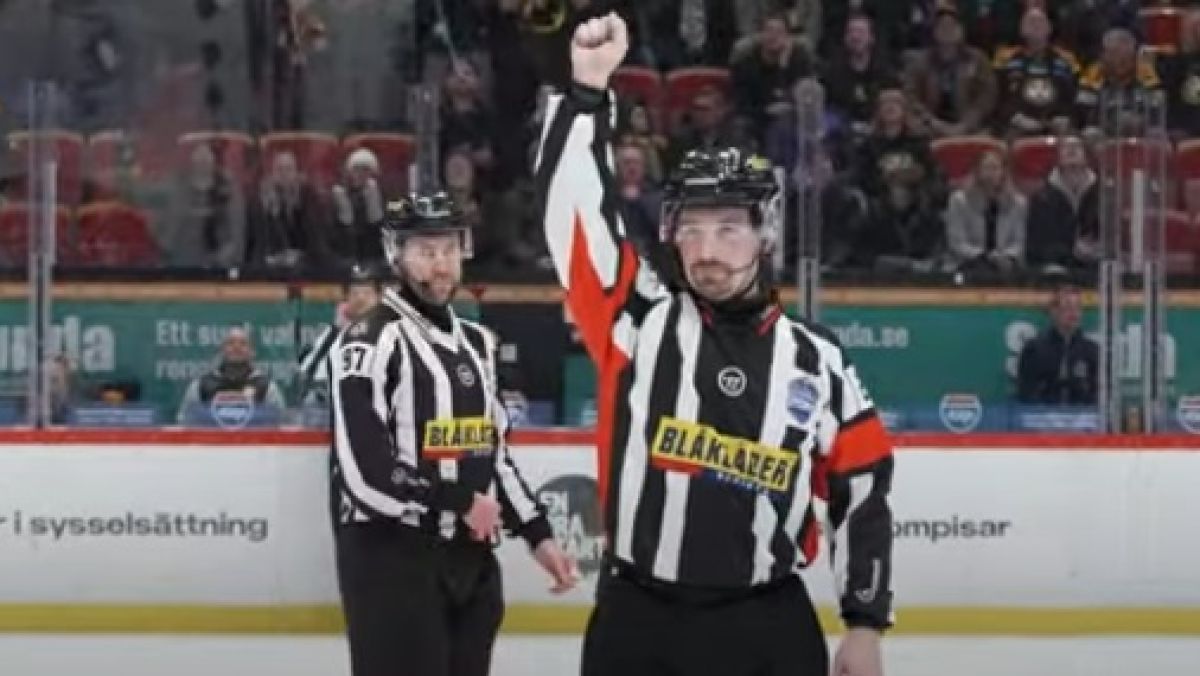 Sędziowie podczas meczu HockeyAllsvenskan