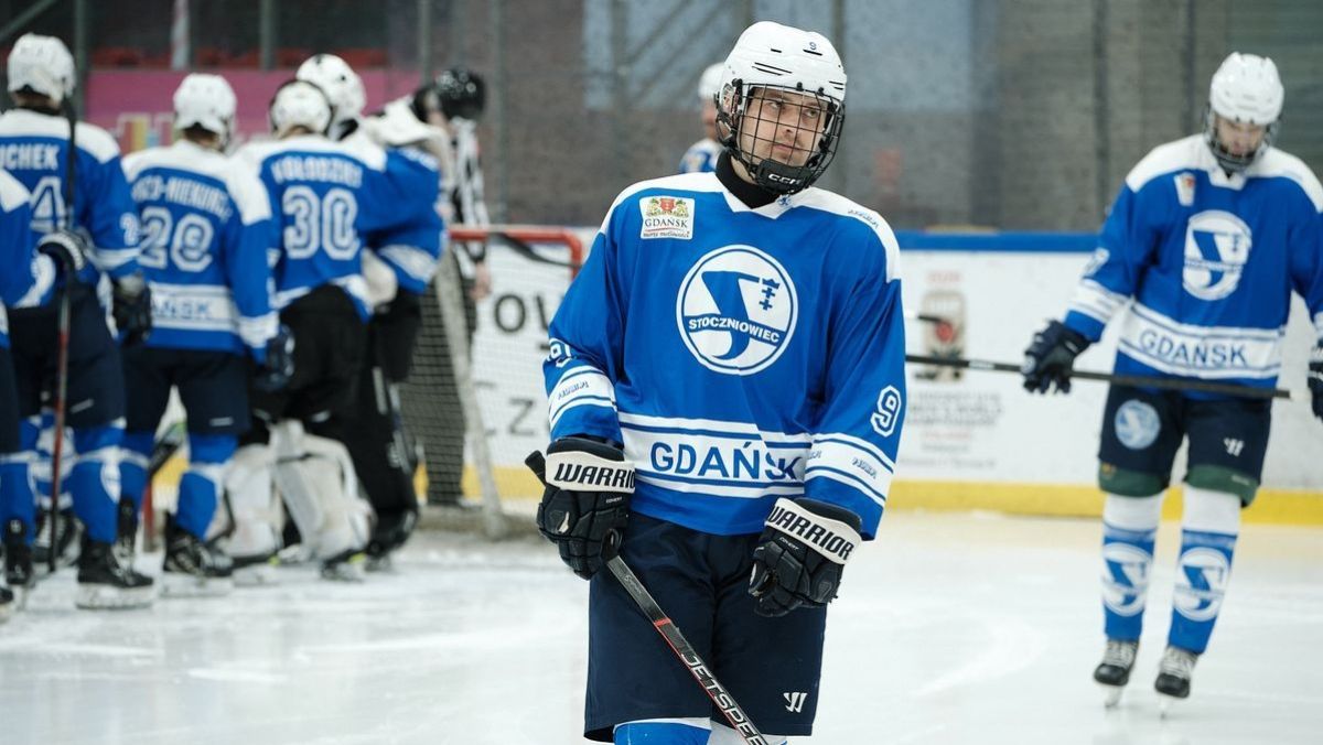 Trener Stoczniowca nie wytrzymał! Rzucił bidonem w stronę sędziów