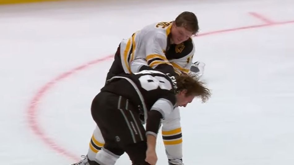 Zawodnik Boston Bruins Trent Frederic (biała bluza) i Los Angeles Kings Brendan Lemieux w bójce podczas meczu NHL.