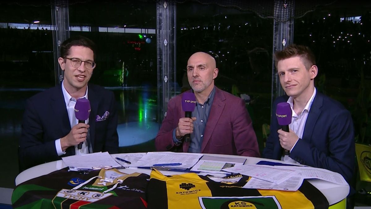 Studio szóstego meczu finału play-off. Prowadzący Aleksander Roj, goście Grzegorz Pierkarski i Radosław Kozłowski (hokej.net) / screen - TVP Sport