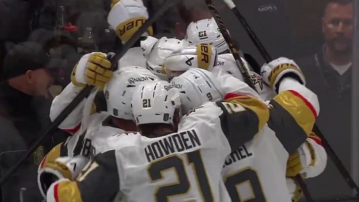 Radość zawodników Vegas Golden Knights po zwycięstwie nad Utah Mammoth w meczu play-off NHL.