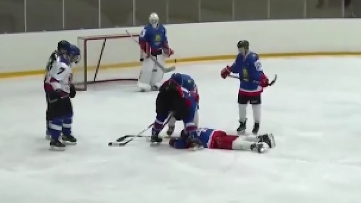 Rosyjski urzędnik Władimir Ananjew (leży na lodzie) zmarł podczas gry w meczu hokeja.